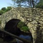Un trs beau pont roman que l'on dcouvre  droite de notre chemin et qui enjambe un ruisseau...