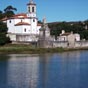 L'glise Nuestra Senora de los Dolores btie au XVIIIe sicle sur une avance de terre. Son architecture fait songer aux glises baroques du Brsil colonial tandis que les fonds vaseux et couverts d'algues de la ria voquent incontestablement les criques du Morbihan.