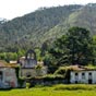 Vue gnrale de ce qui reste du monastre bndictin San Antolin de Begon. L'tat d'abandon retir au fond du vallon ajoute au charme du lieu!