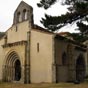 Du monastre de san Antolin de Begon, il ne reste que cette glise romane d'une austrit cistercienne qui abrite un sarcophage. Ses deux portails dgagent la mme puret de lignes avec ses voussures dpourvues de fioritures.