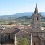Le clocher de l'Iglesia de la Asuncion domine firement  le village de Navarrete