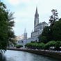 Plerinage de Lourdes en t avec vue des sanctuaires  droite, du chteau fort en fond et du gave de Pau.