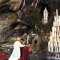Le pape Jean-Paul II  la grotte, en 1983