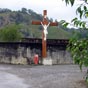 Un crucifix nous accueille  l'entre de Rieulhs, nous marchons depuis 1h30 aprs notre dpart de Lourdes!