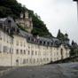 Btharram est un sanctuaire baroque du XVIIe sicle, un bijou de l'art pyrnen. Il comprend : La Chapelle Notre-Dame dont la faade est classe ; le Calvaire du XIXe sicle qui serpente dans la colline ; la Chapelle de Saint Michel Garicots qui est une expression de lart religieux des annes 20 ; un muse missionnaire. Vue gnrale sur les sanctuaires de Betharram. Le village s'appela d'abord Gatarram, mais au dbut du XVIIme sicle, on a chang son nom en Btharam (beau rameau en gascon). Le rameau en question tait celui tendu par la Vierge  une jeune fille du village qui allait se noyer.