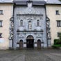 La chapelle Notre Dame est de style classique: sa faade tout en marbre est orne de cinq statues monumentales (la Vierge et les quatre vanglistes) surmontes d'un fronton. Les quatre grandes statues en marbre de Louvie-Soubiron reprsentent, sous l'aspect de quatre robustes paysans, les quatre vanglistes escorts de leurs emblmes. Au centre, la Vierge Marie, dont les pieds crasent le serpent infernal. Sur son bras, l'Enfant, qui lve vers le visage de la mre sa petite main en un geste dlicieux de tendresse.