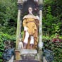 A ct de l'oratoire se trouve une source gurisseuse dont on a dvi l'eau au XVIIIe sicle pour l'amener  l'entre du sanctuaire. Les plerins de passage viennent toujours s'y rafrachir sous la protection de saint Roch...