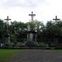 Le chemin du Calvaire souvre  quelques pas de la chapelle Notre-Dame. Jalonn doratoires de style roman reprsentant les scnes de la Passion, il gravit la colline pour aboutir  une magnifique esplanade ombrage. Ce chemin de croix a une double particularit: tous les sujets sont tirs de lvangile ; il comporte une 15e station, plus grande que les autres, ddie  la Rsurrection. Ce lieu de prire offre une vue exceptionnelle sur la valle du gave. C'est au XVIIe sicle qu'Hubert Charpentier  (le bien nomm), chapelain du sanctuaire, eut l'ide de btir un chemin de Croix sur la colline.
