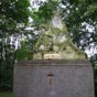 Mater Dolorosa : La statue de la Pieta est la 13e station du chemin de croix de Btharram. Elle nous conduit devant une statue en marbre blanc de Carrare, due au sculpteur Dumontet. C'est un ex-voto du marquis Armand-Mathieu d Angosse et de sa femme, Marie-Henriette-Ccile de Lambert. Elle reprsente la Vierge, pleurant sur un corps inerte, tout ce qui lui reste du fruit de ses entrailles : la Mre et l'Enfant, deux corps confondus, deux victimes, un seul sacrifice. La scne Tandis qu'un bras de Jsus pend le long du corps, l'autre s'abandonne sur le genou de la Mre, en un geste d'enfant. Le visage du Christ est d'une rare beaut ; plus d'pines, ni de sang. Il repose, apais : le sommeil rparateur du bon ouvrier  la fin de sa journe. Et le visage de la Mre ? Sous un lourd voile de deuil, les traits ordinaires d'une femme du peuple. Avec ses yeux aux paupires closes, ses lvres un peu fortes, nous sommes loin des portraits de Reine auxquels nous a habitus l'art classique. On peut se demander s'il n'y a pas une intention de l'artiste ?