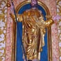 Statue de Saint Jacques en bois dor qui trne au milieu du retable , orn de ttes d'anges.