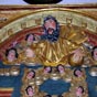 Asson: L'glise Saint Martin prsente un superbe retable.... Ici le haut de ce retable coiffant la statue de Saint-Jacques.