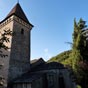  Eglise Saint Pancrace: elle a des chapiteaux romans du XIIe sicle. Vote, nef et choeur sont gohiques. Son retable est en bois polychrome d'poque classique.