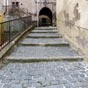 Ruelles et escaliers dits 'calads', passages couverts, maisons des XVIe et XVIIe sicles donnent un charme ancien  ce gros village d'un peu moins de neuf cents habitants...