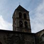 Le clocher roman en plein cintre a t fortifi au XIXe sicle.
