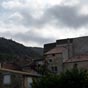 Vue sur Saint Gervais sur Mare avec le clocher de l'glise et le clocheton de la chapelle des pnitents blancs.