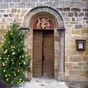 Saint-Flix-de-Mirabel : L'troit portail de l'glise Sainte Radegonde.