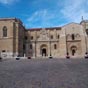 L'glise San Isidoro , panthon aux vingt trois tombes royales a t eleve sur lres ruines d'un temple romain de Mercure, et prs d'une glise pr romanes rase par Almanzor.Elle a t construite au XIe sicle pour recevoir les reliques de saint Isidore. San Isidoro est toujours une collgiale, o l'office des chanoines est clbre  vingt et une heures.