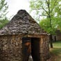 Cazals: Une cazelle est une cabane en pierre sche servant autrefois d'abri pour les humains ou les animaux ou de reserve  outils dans le haut Quercy , en particulier dans les causses au nord de la valle du Lot.