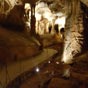 Assez vaste, la grotte s'tend sur prs de deux kilomtres mais seulement 1200m de galeries et de salles sont actuellement accessibles aux visiteurs. 