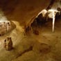 La grotte s'ouvre dans une colline (pech en occitan) dominant les valles de la Sagne et du Cl.