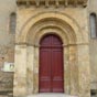 L' glise prsente un portail mridional, datant du XIIe sicle; il tranche par la richesse et la qualit de son dcor avec le mur assez mdiocre sur lequel il est plac.