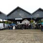 La halle de Maubourguet est une structure mtallique dite en parapluie, de style Baltard et forme de trois nefs accoles, elle fut difie en 1909 par l'architecte tarbais Gustave Labat.