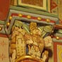 Eglise Sainte-Croix: Chapiteaux mettant en scne un saint homme  nimbe cruciforme prsentant le plan de l'glise.(Localis sur le mur sud du choeur)
