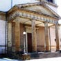 Mont-de-Marsan : La faade de l'glise de la Madeleine avec sa faade noclassique.
