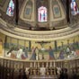 Mont-de-Marsan : Le choeur de l'glise de la Madeleine. Un matre-autel en marbre, uvre des frres Mazzetti, se dresse entour d'une boiserie. La fresque principale, due  madame Grimard-Baudet, est ddie  sainte Madeleine.