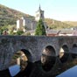 Le pont roman de Molinaseca enjambe le rio Meruelo. La localit est cite pour la premire fois en 1097. Un document du XIIe sicle atteste que le pont existait dj et qu'il y avait un castro fortifi. Sur la place de la cit vous pourrez voir une chapelle miniature, le plus souvent fleurie , perche sur un calvaire de pierre. 