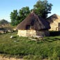 Une aire de repos avec un palloza dans Foncebadon