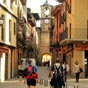 On dcouvre au fond de la rue la Tour-porte de l'Horloge datant du XVIe sicle
