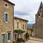 Saint Paulet (18 km aprs notre dpart de Revel) est situ en plein coeur du Lauragais, une contre qui a t une route d'invasions entre l'Atlantique et la Mditerrane depuis des millnaires. La date de ses premiers habitants n'est pas connue. Il semble que la rgion ait t habite par des ibres puis envahie par les volques-tectosages vers le IVe sicle avant J.C.1. Ce peuple celte originaire des bords du Danube fonda Vielle Toulouse qui fut sa capitale. Les romains controlrent la rgion ds 118 avant J.C. Lors de l'invasion de la Narbonnaise (on a dcouvert en 2006 une villa romaine de plus de 2000 ans au village voisin de Soupex). A l'poque Gallo-romaine, les vins italiens passaient par Saint-Paulet, sur la  route de rutnes  pour tre livrs  ce peuple gaulois indpendant peuplant la rgion de Rodez. Cette route subsiste encore aujourd'hui sur le causse au dessus du village, c'est le chemin qui mne de Saint-Paulet  Montmaur. Plus tard, les wisigoths envahirent le Lauragais en 411 et firent de Toulouse leur capitale. Ils installrent des positions fortifies (dont St Paulet) sur les hauteurs qui dominent la plaine Lauragaise. Battus par clovis en 507 les wisigoths abandonnrent Toulouse mais conservrent le Lauragais. Saint-Paulet fut alors camp retranch  la frontire entre les Royaumes Franc et wisigoths. Deux sicles plus tard eut lieu l'pisode de l'invasion des sarrazins qui furent battus une premire fois devant Toulouse en 721 puis  Poitiers en 732. A partir des environs de l'an 800, Saint-Paulet appartint au comt de Toulouse. La rgion gardait une grande indpendance jusqu' la perscution des cathares (entre 1209 et 1321) et la mainmise de la couronne de France sur tout le sud. L'actuel chteau du village, remani depuis date du XIIIe sicle. 