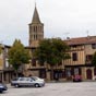 La place  colombage de Saint Flix de Laurageais et vue du clocher de la collgiale.