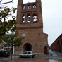 Villefranche-de-Lauragais (localis  13,6 km de notre dpart de Montferrand) : Le clocher mur de l'glise Notre -Dame-de-l'Assomption. La Bastide fut fonde en 1270 par Alphonse de Poitiers, Comte de Toulouse. En 1280, Philippe le Bel lui accorda une nouvelle charte de privilges. Elle sera dvaste en 1355 par les Anglais. La bastide de Villefranche fonde sur un terroir propice  lagriculture (crales) et llevage (bovins, porcins, ovins, volailles) prit son essor au XVIe sicle au dtriment de sa voisine Avignonet-Lauragais. Elle est une cit prospre du  Pays de Cocagne . Quant aux rues longilignes, elles se croisent en angle droit en bordure de laxe routier commercial, datant de son origine. Une venelle coupe-feu tmoigne de son pass mdival ainsi quun nom : place du Portail (ancienne porte dAutan), preuve de ses dfenses.