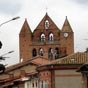 Bazige : Eglise Saint-Etienne. L'histoire de Bazige commence  la prhistoire. Le site de la ville de Bazige tait dj frquent  la prhistoire. Une hache du nolithique y a t retrouve et est aujourd'hui expose au musum d'histoire naturelle de Toulouse.  l'poque romaine la ville existe dj et est connue sous le nom de Badera (l'origine de ce nom vient d'un gu qui servait  franchir la plaine marcageuse de l'Hers-Mort). On retrouve aux abords de la ville d'anciens ponts romains. Des vestiges de villas gallo-romaines ont galement t exhums. Le village, situ dans le Lauragais, haut-lieu du catharisme, comprend des croyants en son sein et mme des maisons de 