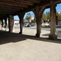La place centrale de Marciac est borde de maisons  passages couverts.