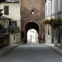 Lescar : On trouve  l'entre ouest de la cit une porte monumentale nomme porte de l'Esquirette (XIIe sicle) inscrite aux monuments historiques. Il s'agit de l'une des portes permettant d'entrer dans la cit, elle renfermait une cloche (esquireta en barnais) que lon sonnait pour donner lalerte auprs de la population. Adosss  la porte se trouvent les vestiges de la tour de l'Esquirette, qui tait l'un des maillons des remparts ouest de la cit et qui fut galement dtruite partiellement durant la Rvolution.