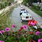 Le canal de la Robine:  ce canal  traverse la ville en suivant l'ancien lit de l'Aude. Il permet de rejoindre le fleuve Aude puis le canal du Midi, qui passe plus au nord de la ville via le canal de Jonction. Au sud, le canal rejoint la mer Mditerrane.