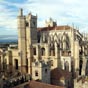 La cathdrale Saint Just et Saint Pasteur:  Elle  est le monument le plus prestigieux de la ville de Narbonne. C'est une construction d'architecture gothique qui a remplac des lieux de culte difis  cet endroit ds le ive sicle. Sa particularit rside dans le fait qu'elle est inacheve (seul le chur est prsent) et que sa hauteur sous voutes en fait la quatrime plus haute de France (41 mtres sous vote, aprs Beauvais  48 m et Amiens et Metz  42 m.) Ce monument presque disproportionn au regard du reste de la ville, fut l'un des chantiers les plus ambitieux de la France post-mdivale et l'une des uvres les plus savantes des dbuts du xive sicle1.  Cette glise fait lobjet dun classement au titre des monuments historiques par la liste de 1840. Le clotre fait lobjet dun classement au titre des monuments historiques depuis le 18 avril 1914. Un ensemble de sites archologiques attenants fait lobjet dun classement au titre des monuments historiques depuis le 8 juillet 19372.