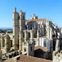 Le Palais des Archevques - Le Donjon Gilles Aycelin, puissante tour carre, construite de 1295  1306  l'angle sud-est du palais des archevques.Haut de 42m, ce donjon est couronn d'chaugettes de plan octogonal . Ses murs renferment quatre salles desservies par un escalier  vis de 162 marches: salles hmisphrique, salle dite du Trsor, chambre du roi et salle de dfense. Au-del, l'escalier permet d'accder  la terrasse d'o la vue panoramique sur Narbonne et ses environs, est exceptionnelle.