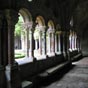 Fontfroide: Le clotre; ses galeries sont votes d'ogives. Celle qui jouxte l'glise est la plus ancienne, milieu du XIII me sicle. Elles s'ouvrent par des arcades reposant sur de fines colonettes de marbre dcores de chapiteaux  motifs vgtaux.