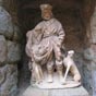 Belle statue de Saint Roch sur le site de Fontfroide: Saint Roch, il nat vers 1350  Montpellier dans une famille de riches bourgeois. A la mort de ses parents, il revt l'habit de plerin et part  Rome. Il y soigne les pestifrs,  son tour, atteint par la peste, il sera sauv par un chien qui donnera son nom aux roquets, lui apporte un pain chaque jour. Saint Roch est le plus souvent reprsent en train de montrer une plaie sur sa jambe, il est accompagn d'un ange 