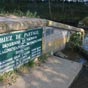 Le seuil de Naurouze.En moyenne, 90 millions de m3 d'eau sont ncessaires annuellement pour assurer le fonctionnement du canal. Riquet a conu et ralis un systme d'alimentation complexe. Son ide est de capter les eaux de la montagne Noire, situe  plusieurs dizaines de kilomtres, et de les amener au seuil de Naurouze, point le plus haut du futur canal, par l'intermdiaire de rigoles en tirant avantage du passage de la ligne de partage des eaux entre versant ocanique et versant mditerranen. Deux rigoles sont creuses, la  rigole de la montagne  et la  rigole de la plaine  qui, initialement, connectent trois rservoirs au seuil de Naurouze.