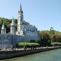 La basilique et le gave. Les sanctuaires comprennent la grotte, lieu des apparitions, la basilique de l'Immacule-Conception, la basilique du Rosaire, les abords du gave, une esplanade, la basilique Saint-Pie X, une prairie, un accueil pour les malades, les fontaines, les piscines, l'glise Sainte-Bernadette. La basilique de l'Immacule-Conception est la premire en date des basiliques de Lourdes, plus important centre de plerinage des Hautes-Pyrnes et de France. Situe au-dessus de la basilique Notre-Dame-du-Rosaire qui fut difie plus tard, l'ensemble surplombant la Grotte de Massabielle o serait apparue la Vierge Marie  Sainte Bernadette Soubirous, la basilique a t construite de 1866  1871 sur les plans d'Hippolyte Durand et consacre en 1876.