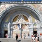 L'entre de la basilique du Rosaire. Le site des sanctuaires couvre 51 hectares et a pour centre nvralgique la grotte de Massabielle et la basilique Notre-Dame-du-Rosaire, acheve en 1889, que surplombe la basilique de l'Immacule-Conception. 