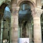 La basilique de Neuvy-Saint-Spulchre : La rotonde qui comporte trois niveaux est entoure par onze colonnes sobres et massives. L'ensemble parat audssi monumental que labyrinthique avec les douze absidioles situes au pourtour de la rotonde et les deux tages suprieurs que coiffe une coupole aveugle.