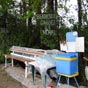 Un banc pour se reposer, des boissons fraches  l'intrieur de cette glacire,des gteaux, il y a mme des btons, pouvant faire office de bourdons, qui sont  offerts...