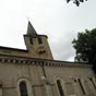 La svre faade du XIIe sicle, surleve d'une tour  toit d'ardoise, a pour portail une simple voussure en arc bris.