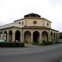 La halle aux grains de forme circulaire, rige en 1825 sur l'emplacement d'une construction plus ancienne, accueille des concerts et un march fermier le dimanche matin.
